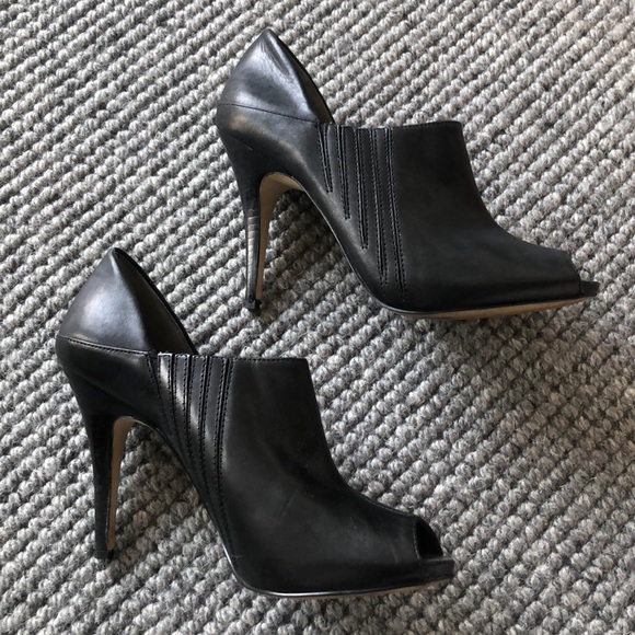 Guess by Marciano size 7.5 black bootie heels - Picture 4 of 8